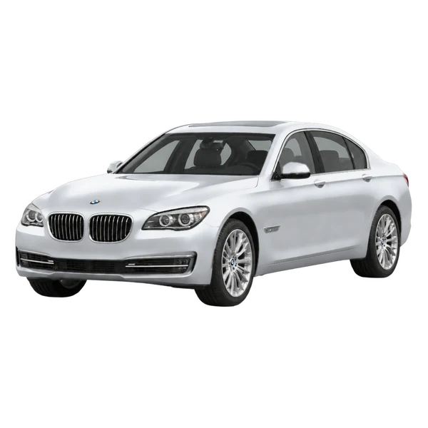 BMW 750i 2015 باللون فضي، منظر منظر أمامي بزاوية ثلاثة أرباع (متجه لليسار)