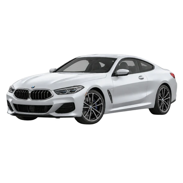 BMW 840i 2025 باللون فضي، منظر منظر أمامي بزاوية ثلاثة أرباع (متجه لليسار)