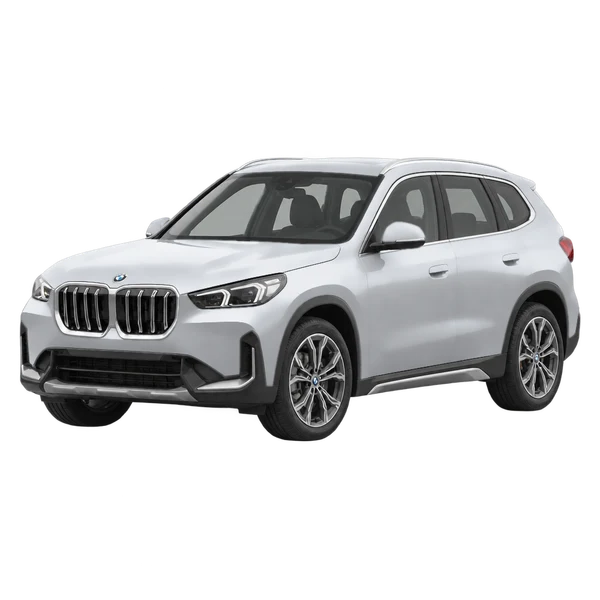BMW IX1 2023 باللون فضي، منظر منظر أمامي بزاوية ثلاثة أرباع (متجه لليسار)