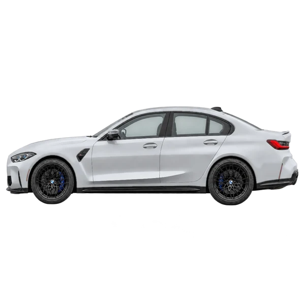 BMW M3 2023 باللون فضي، منظر جانبي (متجه إلى اليسار)