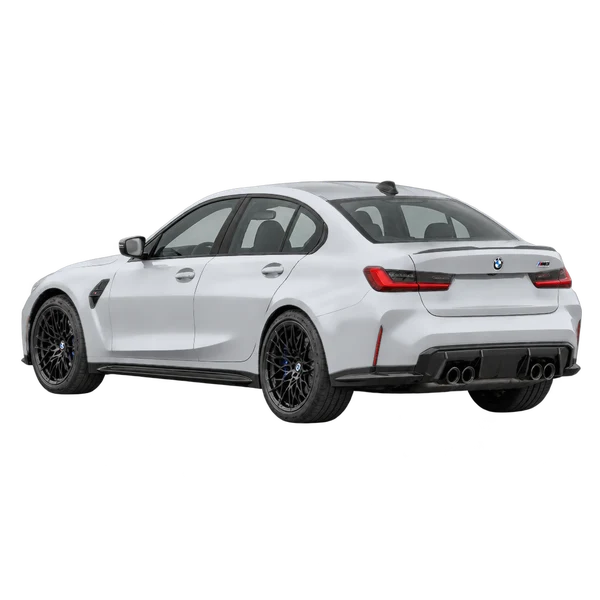 BMW M3 2027 باللون فضي، منظر ثلاثة أرباع خلفي (باتجاه اليسار)