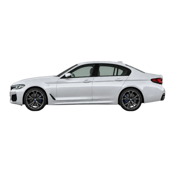 BMW M550i 2023 en plateado, vista lateral (mirando a la izquierda)