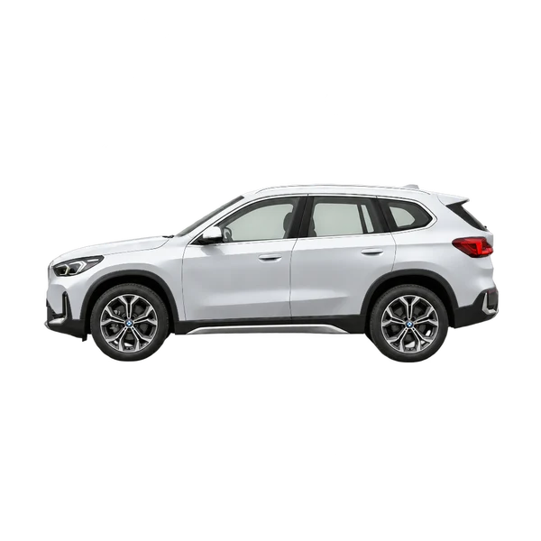 BMW X1 2024 باللون فضي، منظر جانبي (متجه إلى اليسار)