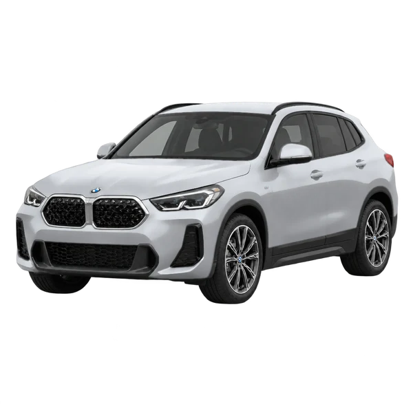 BMW X2 2024 باللون فضي، منظر منظر أمامي بزاوية ثلاثة أرباع (متجه لليسار)