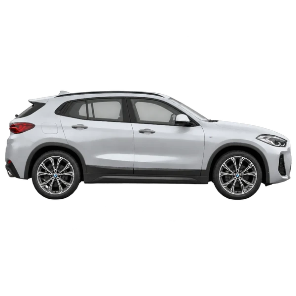 BMW X2 2024 باللون فضي، منظر منظر جانبي (باتجاه اليمين)
