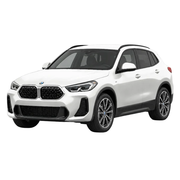 BMW X2 2025 باللون أبيض، منظر منظر أمامي بزاوية ثلاثة أرباع (متجه لليسار)