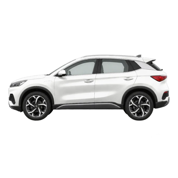 BYD Atto 3 2025 باللون أبيض، منظر جانبي (متجه إلى اليسار)