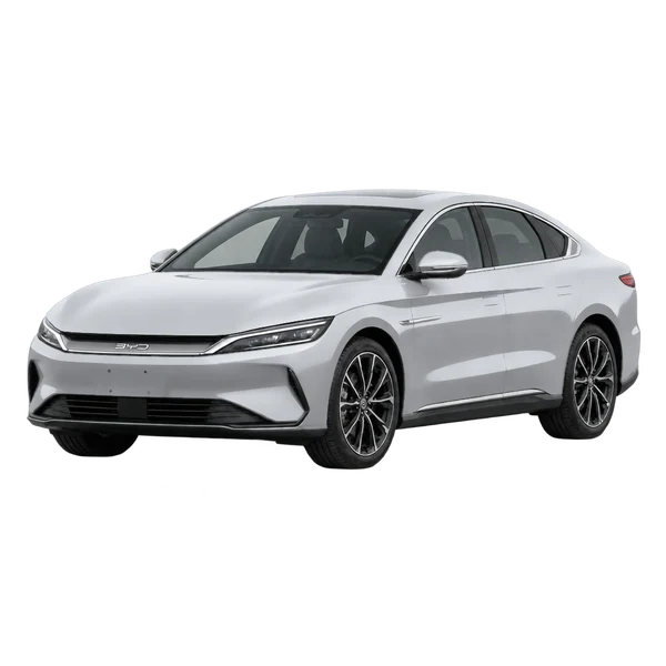 BYD HAN 2022 باللون فضي، منظر منظر أمامي بزاوية ثلاثة أرباع (متجه لليسار)