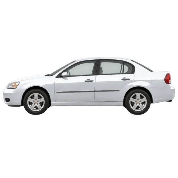Chevrolet Malibu 2004 باللون فضي، منظر جانبي (متجه إلى اليسار)