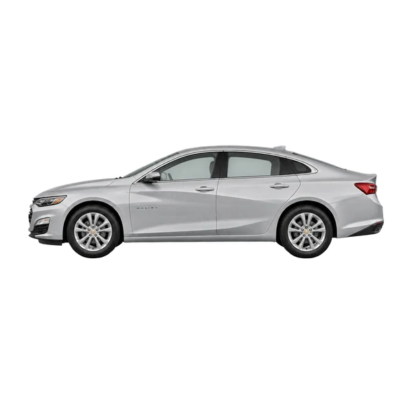 Chevrolet Malibu 2026 باللون فضي، منظر جانبي (متجه إلى اليسار)