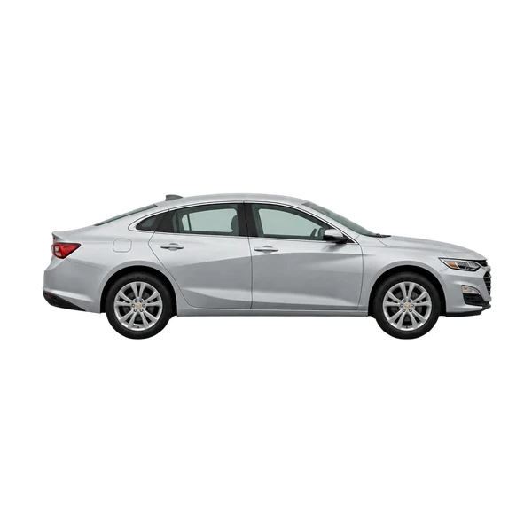 Chevrolet Malibu 2026 باللون فضي، منظر منظر جانبي (باتجاه اليمين)