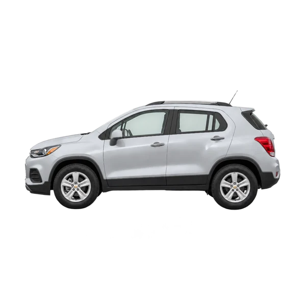 Chevrolet Trax 2021 باللون فضي، منظر جانبي (متجه إلى اليسار)