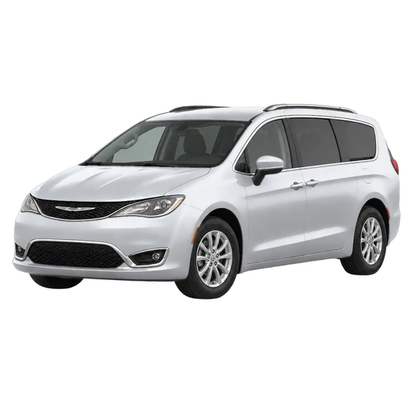 Chrysler Voyager 2020 prata, vista dianteira em três quartos (voltada para a esquerda)