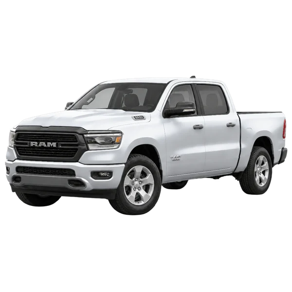 Dodge Ram 2023 باللون فضي، منظر منظر أمامي بزاوية ثلاثة أرباع (متجه لليسار)