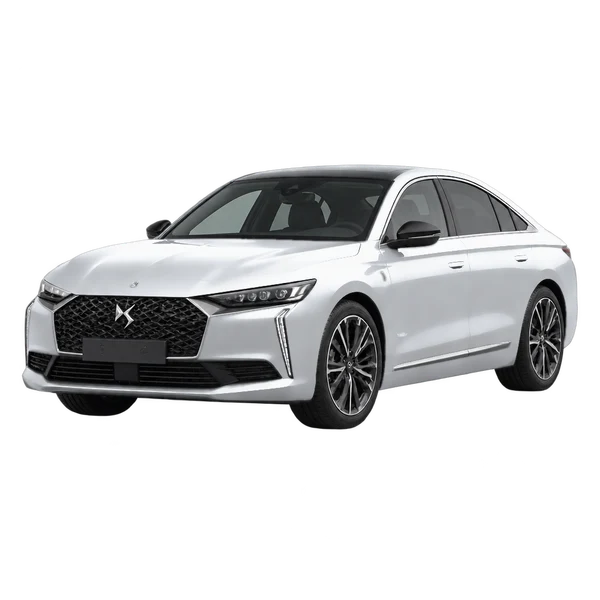 DS N 8 2026 باللون فضي، منظر منظر أمامي بزاوية ثلاثة أرباع (متجه لليسار)