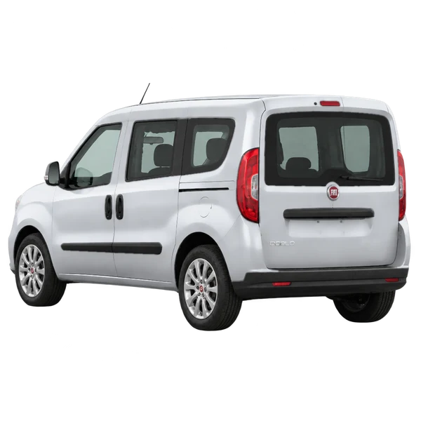 Fiat Doblo 2020 prata, vista três quartos traseira (voltada para a esquerda)