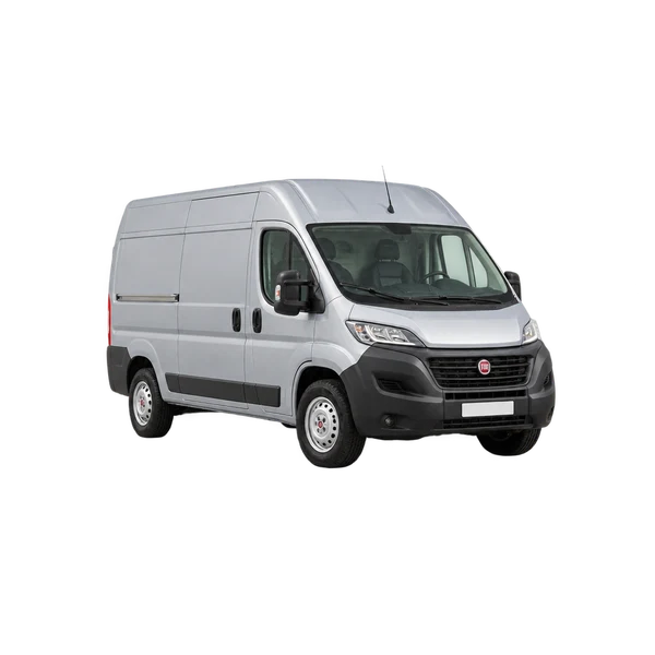 Fiat Ducato 2021 باللون فضي، منظر منظر أمامي بزاوية ثلاثة أرباع (متجه لليسار)