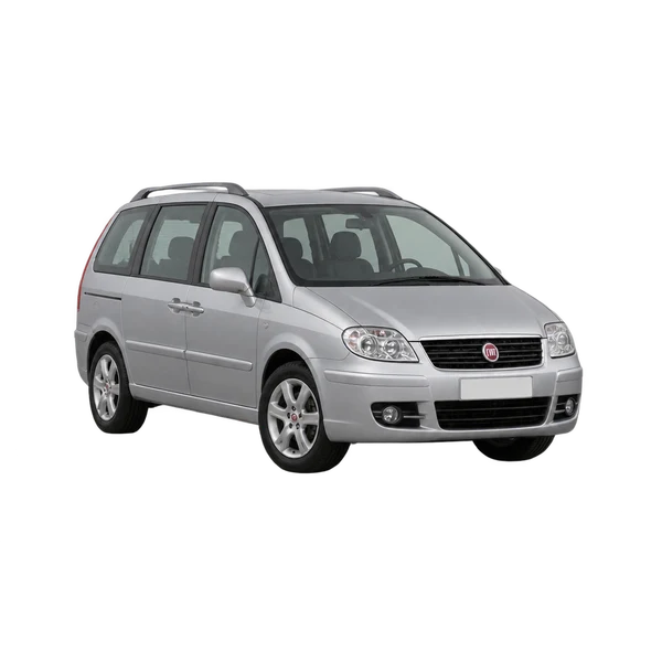 Fiat Ulysse 2010 en plateado, vista frontal tres cuartos (hacia la izquierda)