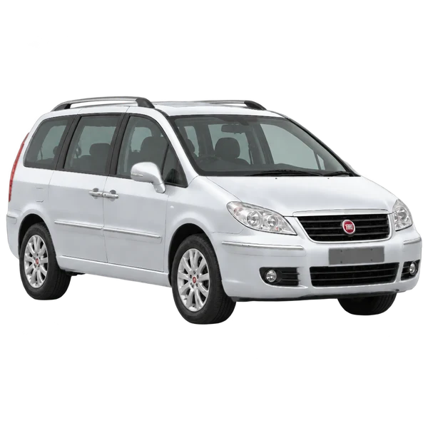 Fiat Ulysse 2011 prata, vista três quartos dianteiro (voltado para a direita)
