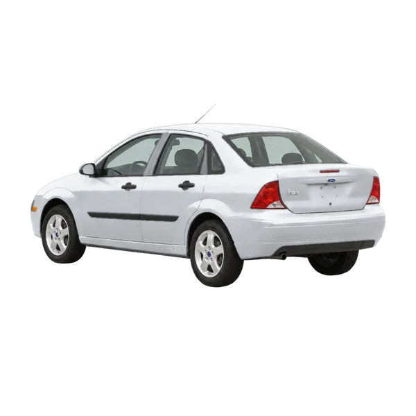 Ford Focus 2004 باللون فضي، منظر ثلاثة أرباع خلفي (باتجاه اليسار)