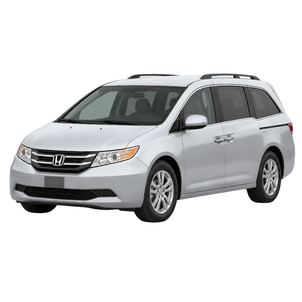 Honda Odyssey 2015 باللون فضي، منظر منظر أمامي بزاوية ثلاثة أرباع (متجه لليسار)