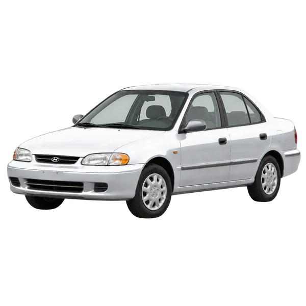 Hyundai Accent 1995 باللون فضي، منظر منظر أمامي بزاوية ثلاثة أرباع (متجه لليسار)