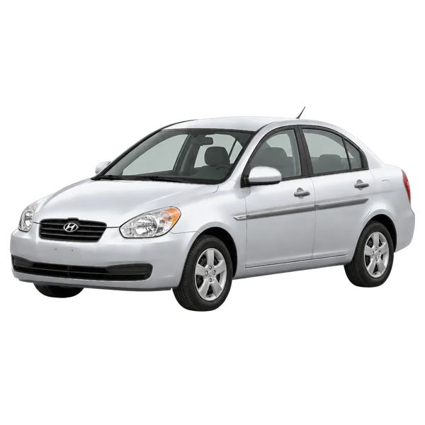 Hyundai Accent 2011 باللون فضي، منظر منظر أمامي بزاوية ثلاثة أرباع (متجه لليسار)