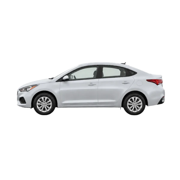 Hyundai Accent 2024 باللون فضي، منظر جانبي (متجه إلى اليسار)
