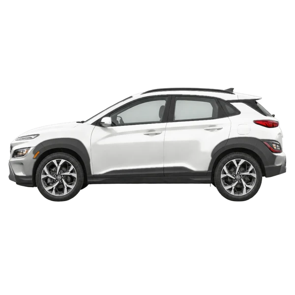 Hyundai Kona 2022 باللون أبيض، منظر جانبي (متجه إلى اليسار)