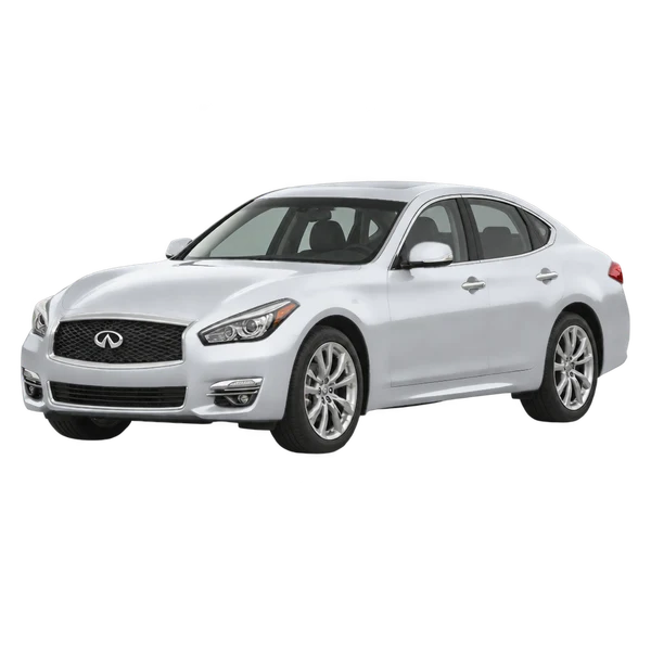 Infiniti Q70 2016 en plateado, vista frontal tres cuartos (hacia la izquierda)