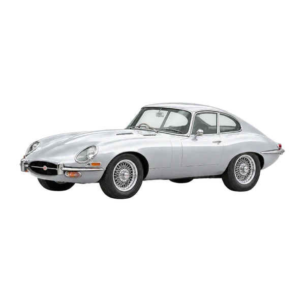 Jaguar E-Type 1990 باللون فضي، منظر منظر أمامي بزاوية ثلاثة أرباع (متجه لليسار)