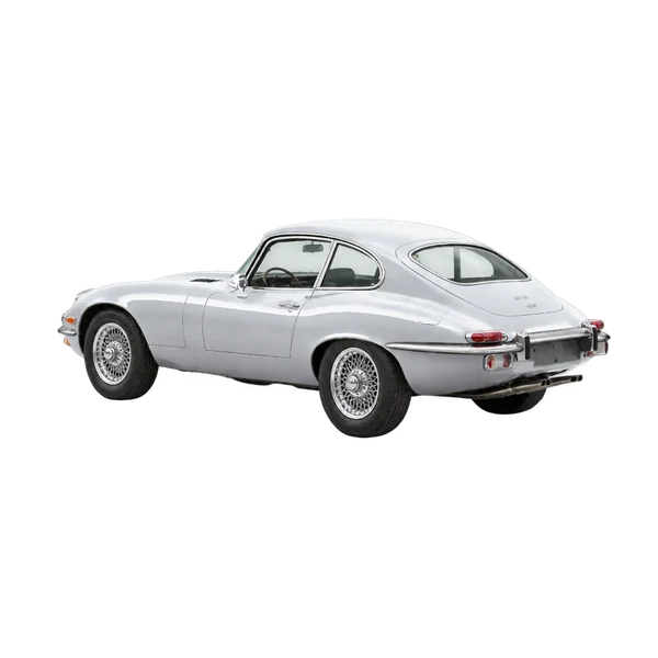 Jaguar E-Type 1990 باللون فضي، منظر ثلاثة أرباع خلفي (باتجاه اليسار)