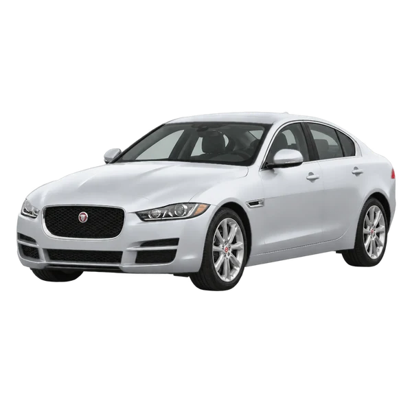 Jaguar XE 2016 en plateado, vista frontal tres cuartos (hacia la izquierda)