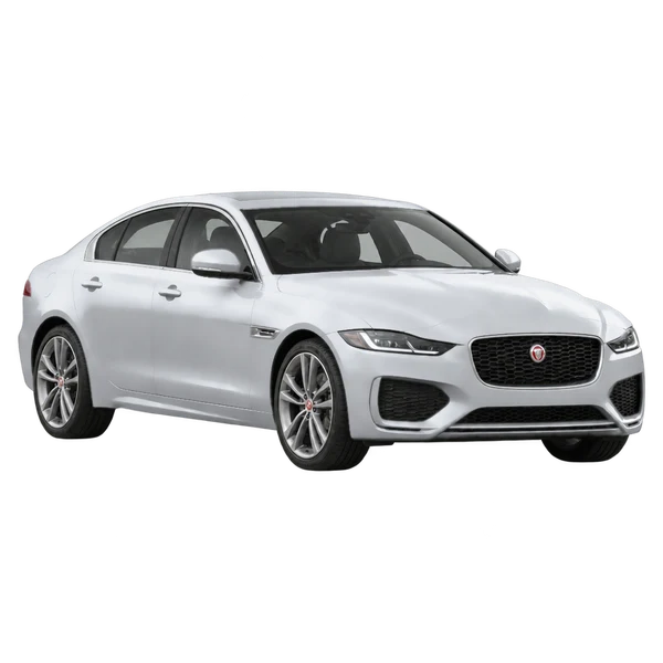 Jaguar XE 2022 باللون فضي، منظر منظر أمامي بزاوية ثلاثة أرباع (متجه لليسار)
