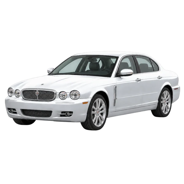 Jaguar XJ 2010 باللون فضي، منظر منظر أمامي بزاوية ثلاثة أرباع (متجه لليسار)