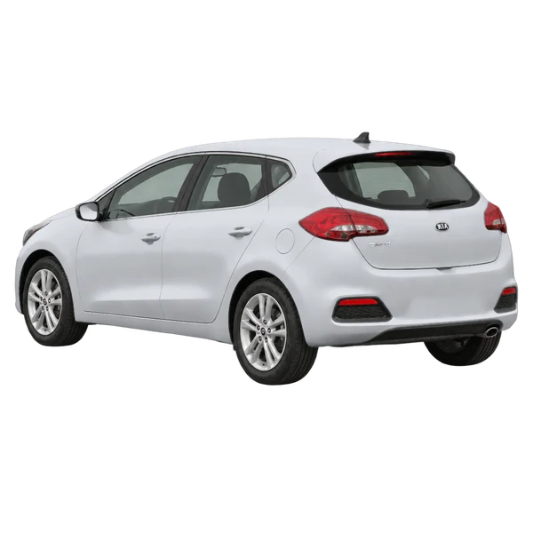 Kia Ceed 2015 en plateado, vista tres cuartos trasero (mirando a la izquierda)