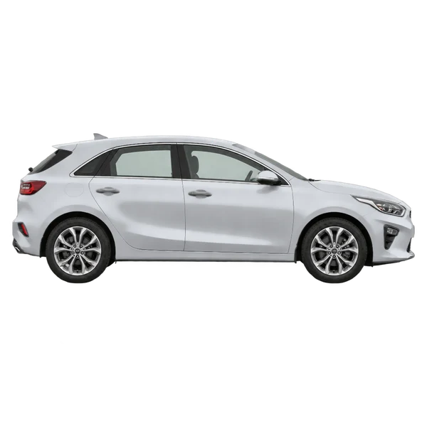 Kia Ceed 2020 en plateado, vista lateral (hacia la derecha)