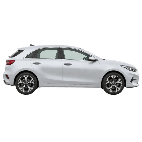 Kia Ceed 2023 en plateado, vista lateral (hacia la derecha)