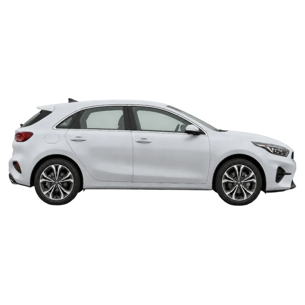 Kia Ceed 2026 en plateado, vista lateral (hacia la derecha)