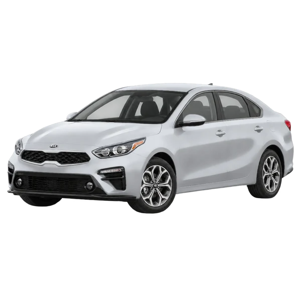 Kia Cerato 2023 en plateado, vista frontal tres cuartos (hacia la izquierda)