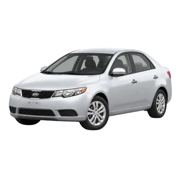 Kia Forte 2010 باللون فضي، منظر منظر أمامي بزاوية ثلاثة أرباع (متجه لليسار)