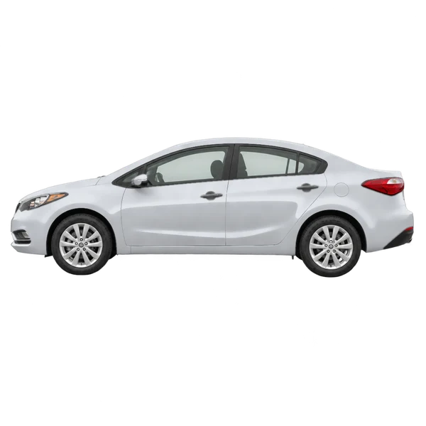 Kia Forte 2014 باللون فضي، منظر جانبي (متجه إلى اليسار)
