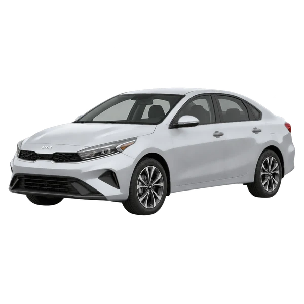 Kia Forte 2025 باللون فضي، منظر منظر أمامي بزاوية ثلاثة أرباع (متجه لليسار)
