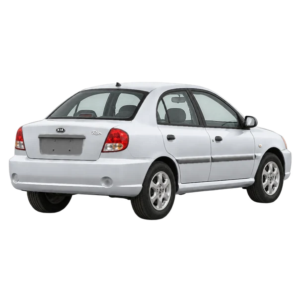 Kia Rio 2002 باللون فضي، منظر منظر خلفي بزاوية ثلاثة أرباع (باتجاه اليمين)