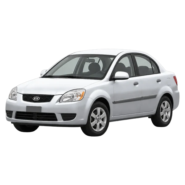 Kia Rio 2006 باللون فضي، منظر منظر أمامي بزاوية ثلاثة أرباع (متجه لليسار)