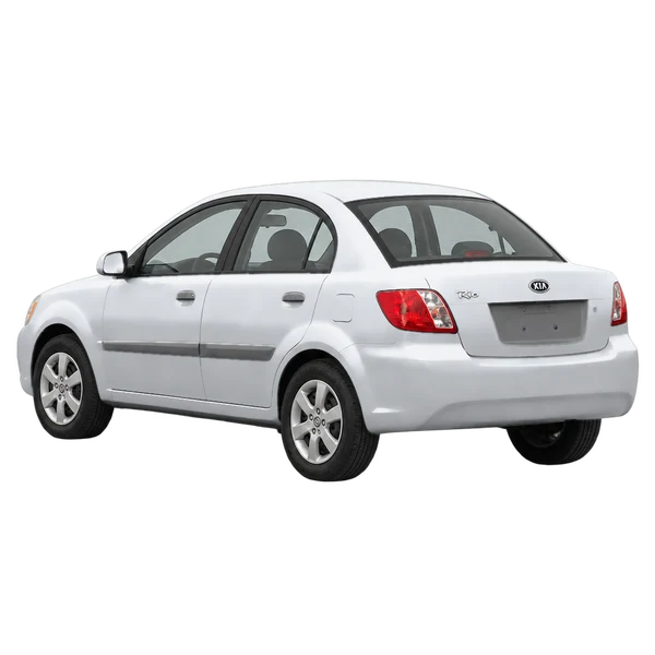 Kia Rio 2007 باللون فضي، منظر ثلاثة أرباع خلفي (باتجاه اليسار)