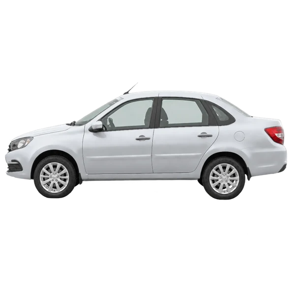 Lada Granta 2019 باللون فضي، منظر جانبي (متجه إلى اليسار)