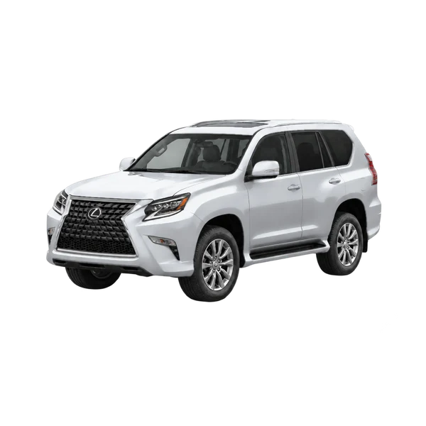Lexus GX 2023 باللون فضي، منظر منظر أمامي بزاوية ثلاثة أرباع (متجه لليسار)