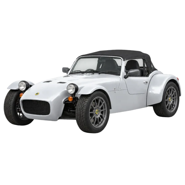 Lotus Seven 2021 prata, vista dianteira em três quartos (voltada para a esquerda)