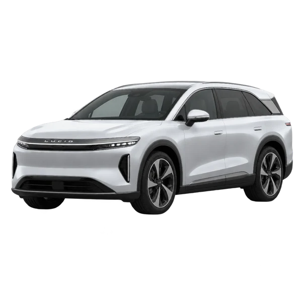 Lucid Gravity 2025 باللون فضي، منظر منظر أمامي بزاوية ثلاثة أرباع (متجه لليسار)